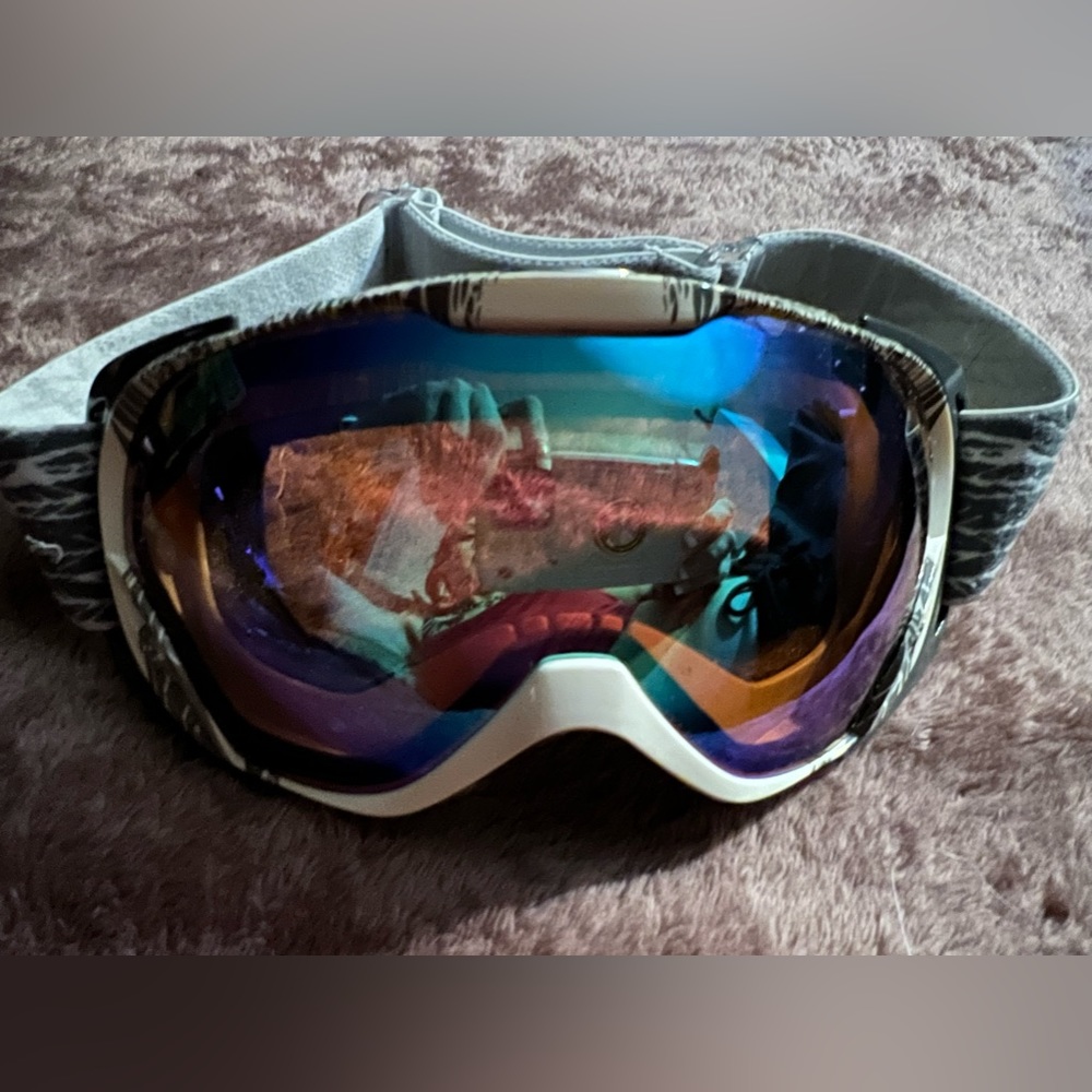 Bolle ski/snowboard goggles! One size, tinted mirror lens. Only used once!